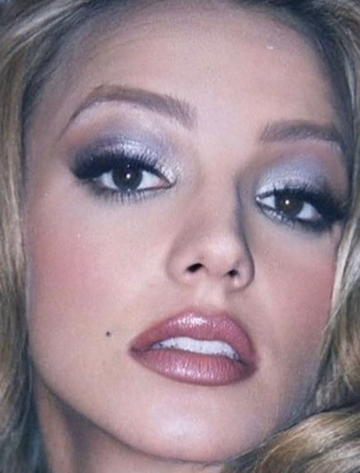 What does Y2K makeup look like?