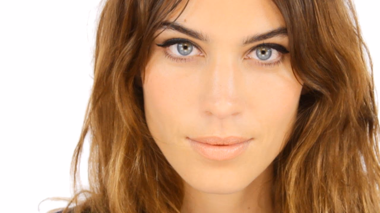 How does Alexa Chung have blue eyes?