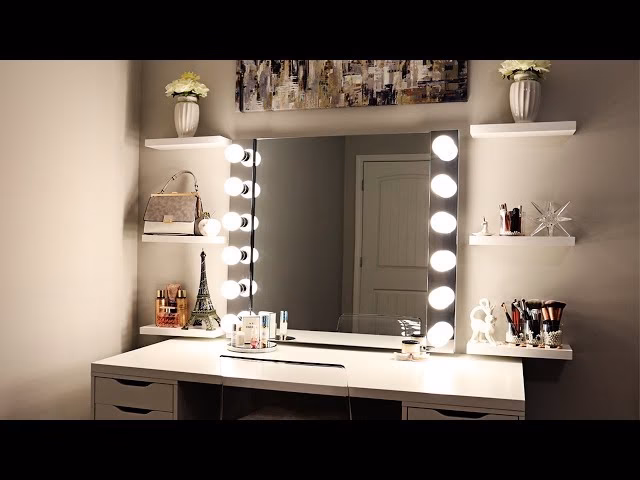 How do you turn on Hollywood makeup mirror?