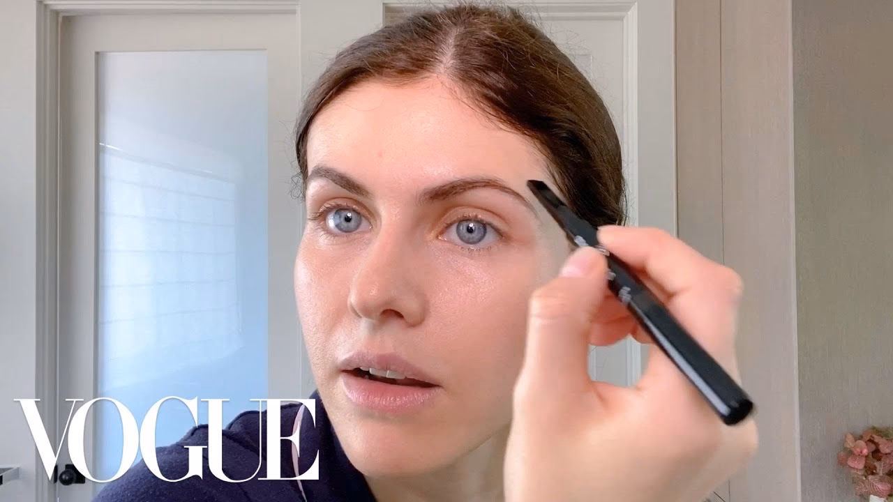 What kind of eyes does Alexandra Daddario have?