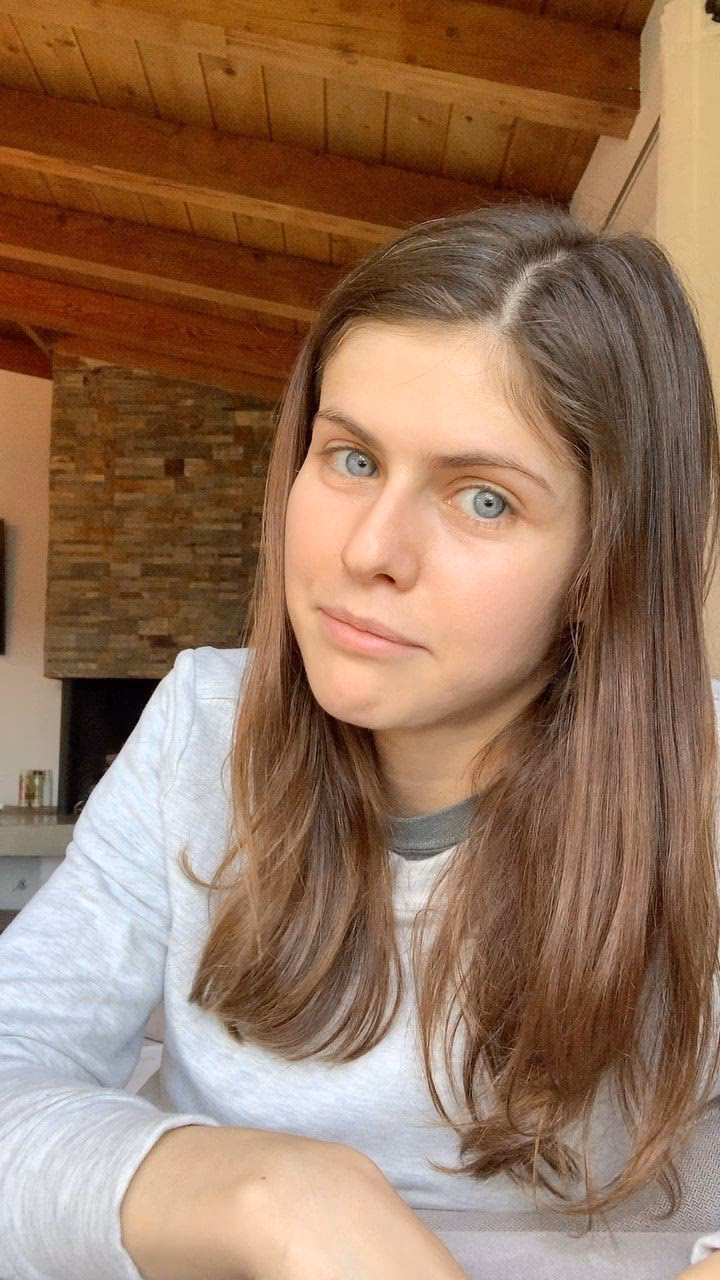 What actress stopped wearing makeup?