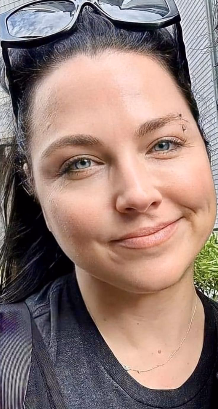 What happened to Amy Lee's sister?