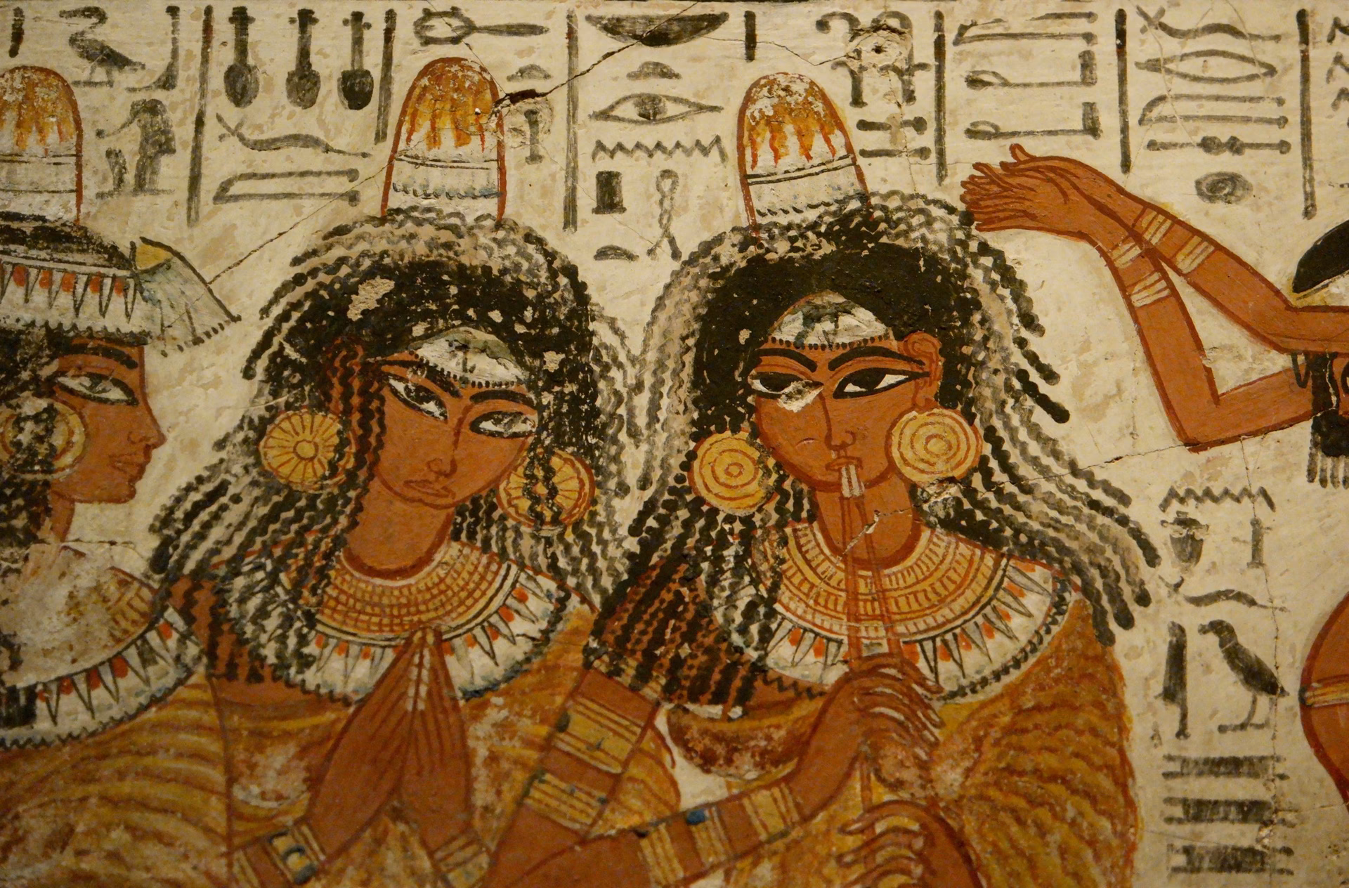 What is the history of wigs in ancient Egypt?