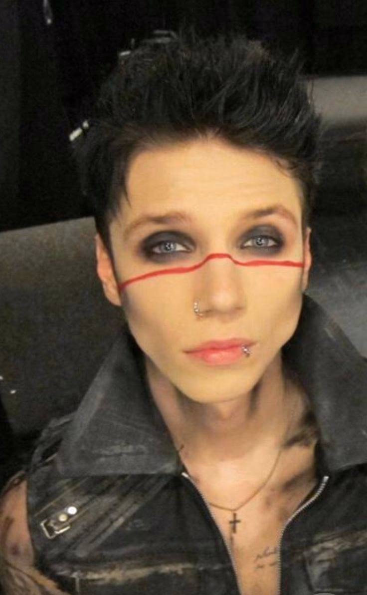 What kind of makeup do emos wear?