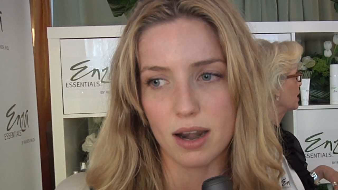 How many languages does Annabelle Wallis speak?