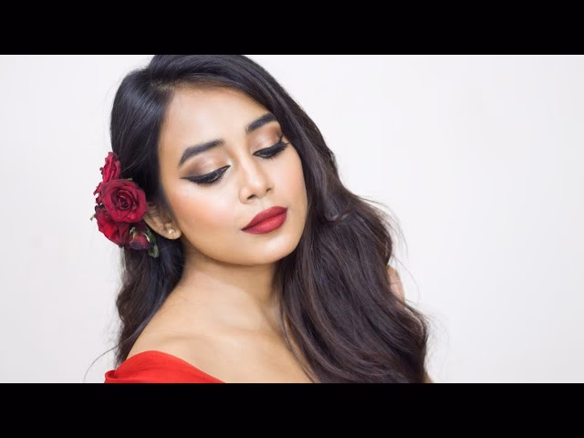 What are the two things that a female flamenco performer wears?