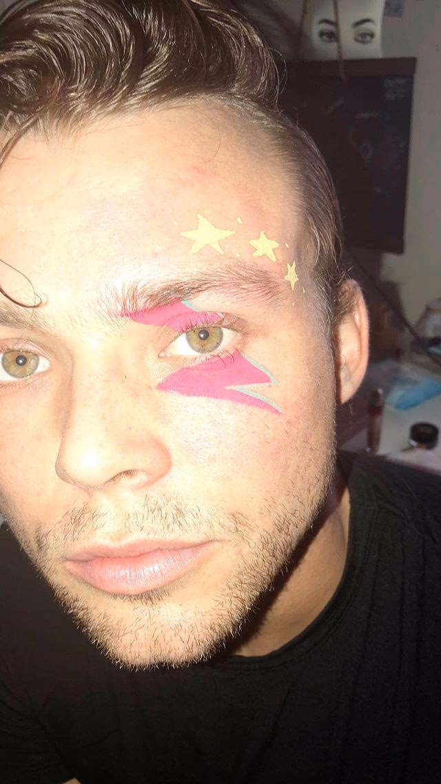 Does Ashton Irwin wear glasses?