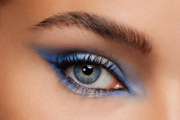 Welcher Lidstrich macht Augen größer?