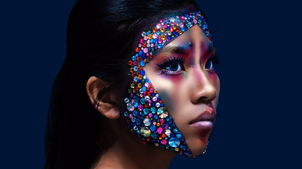 Who is the target audience for avant-garde fashion?