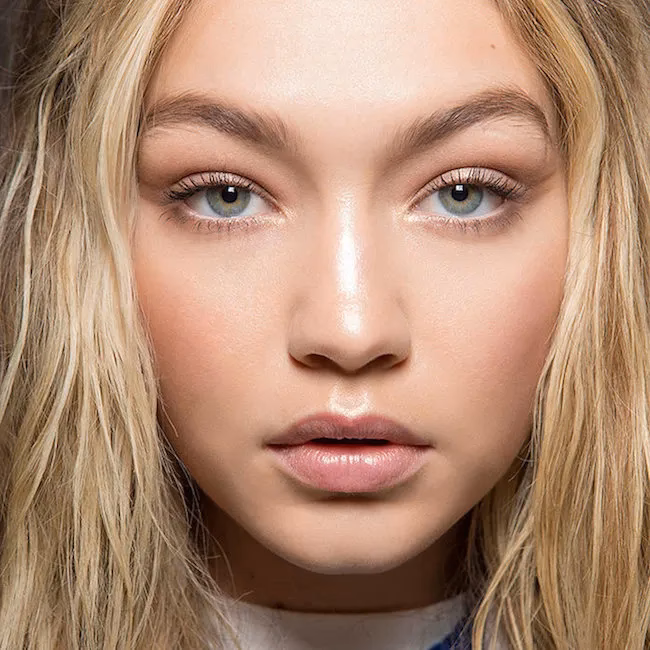 How to have a flawless base makeup?