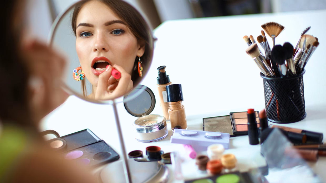 ¿Qué dicen los dermatólogos sobre el maquillaje?