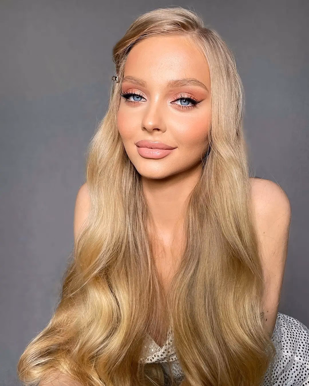 What colors make blonde hair blue eyes pop?