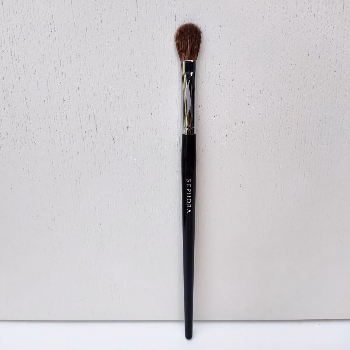What is a blending makeup brush used for?
