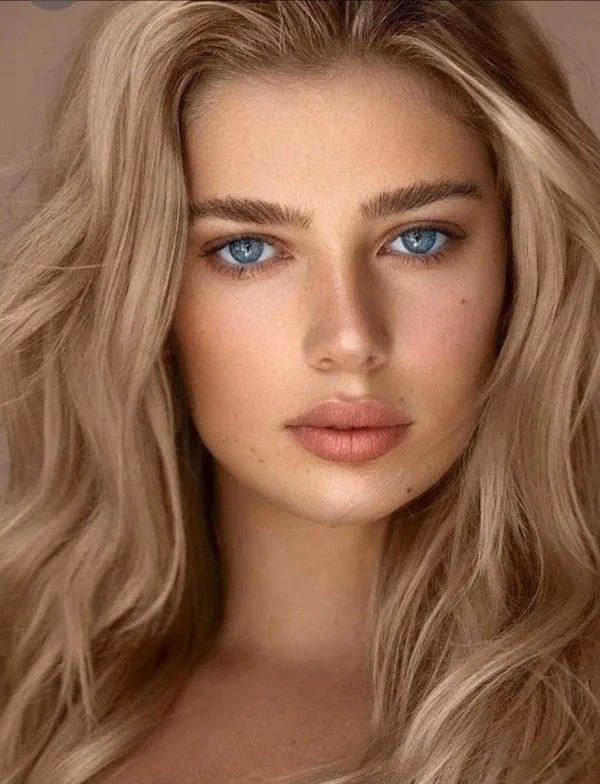 What color mascara should blondes wear?