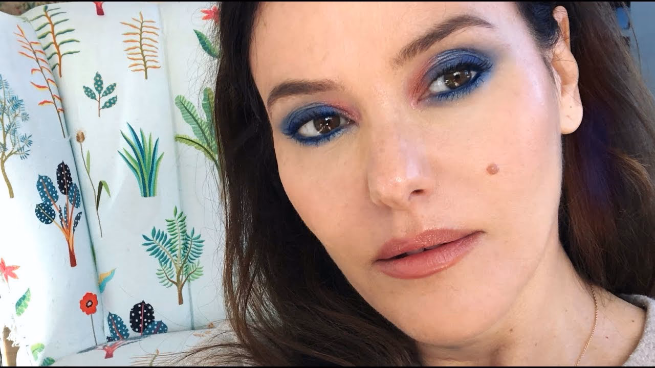 What color pulls out blue eyes?