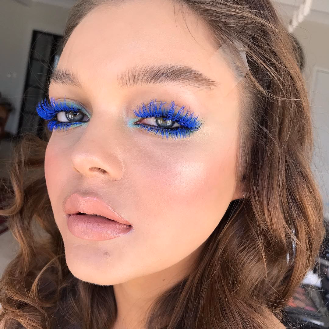 Who should wear blue mascara?