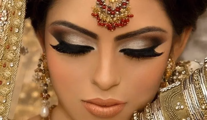 How much does a makeup artist get paid in Dubai?