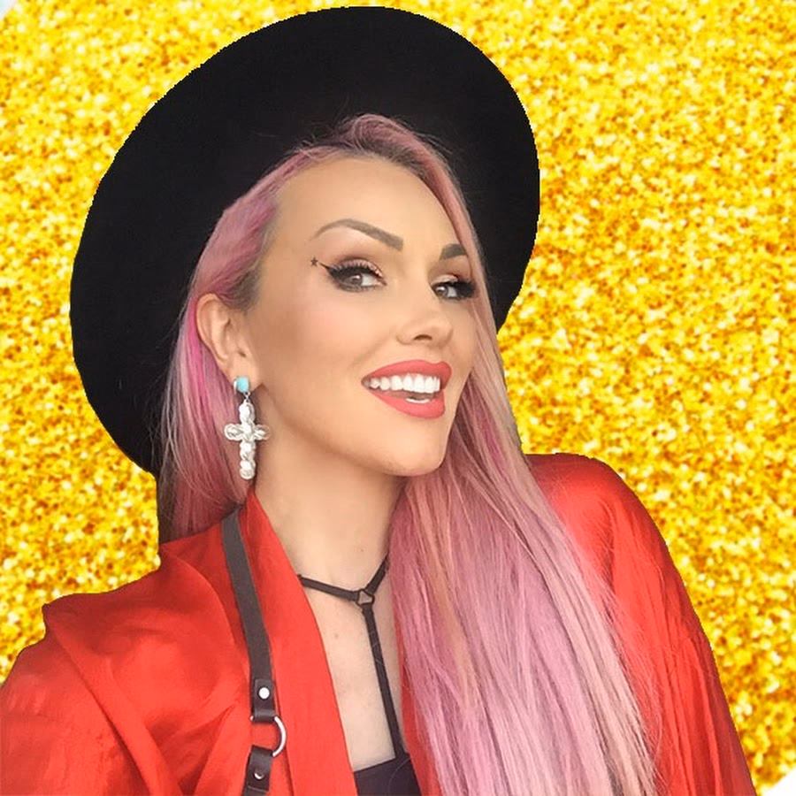 Where does Kandee Johnson live?