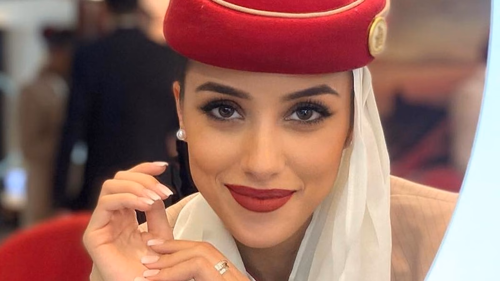 What makeup do cabin crew wear?