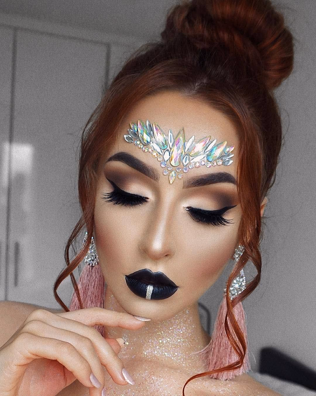 ¿Cómo se llaman las piedritas que se ponen en la cara?