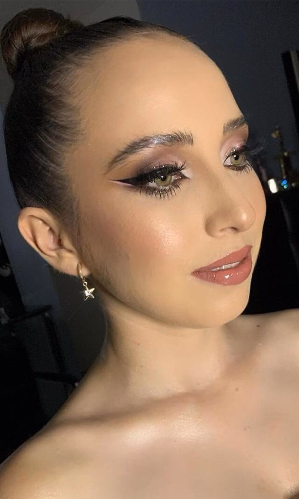 ¿Cuál es la diferencia entre el maquillaje con brillantina y el maquillaje brillante?