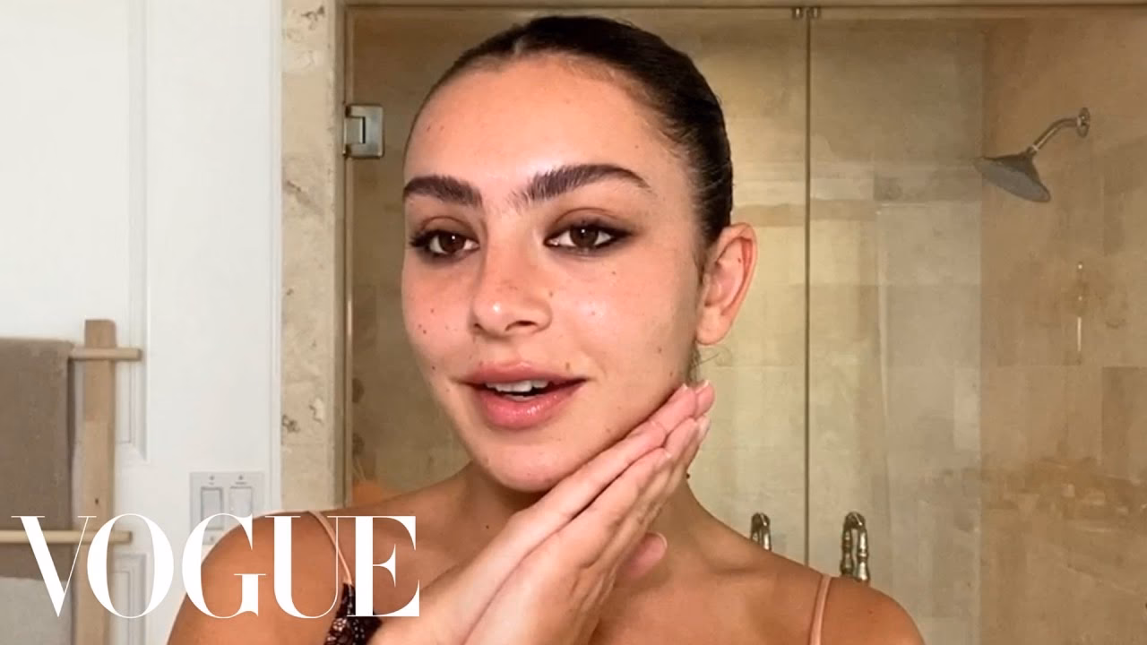 Does Charli XCX wear makeup?