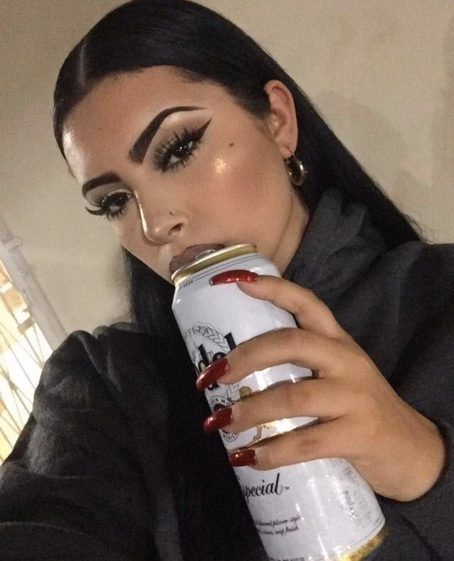 How do you apply Chinese makeup?