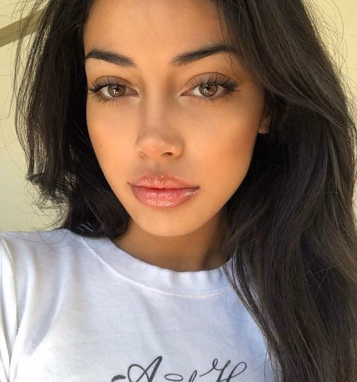 What is Cindy Kimberly's natural eye color?