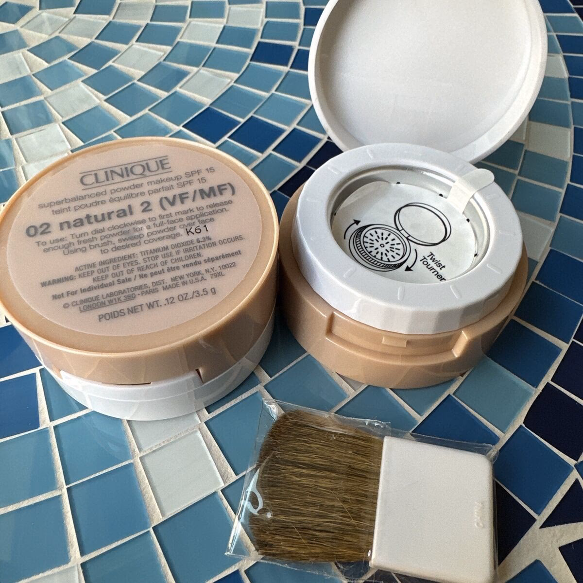 How to apply Clinique Superpowder double face powder?