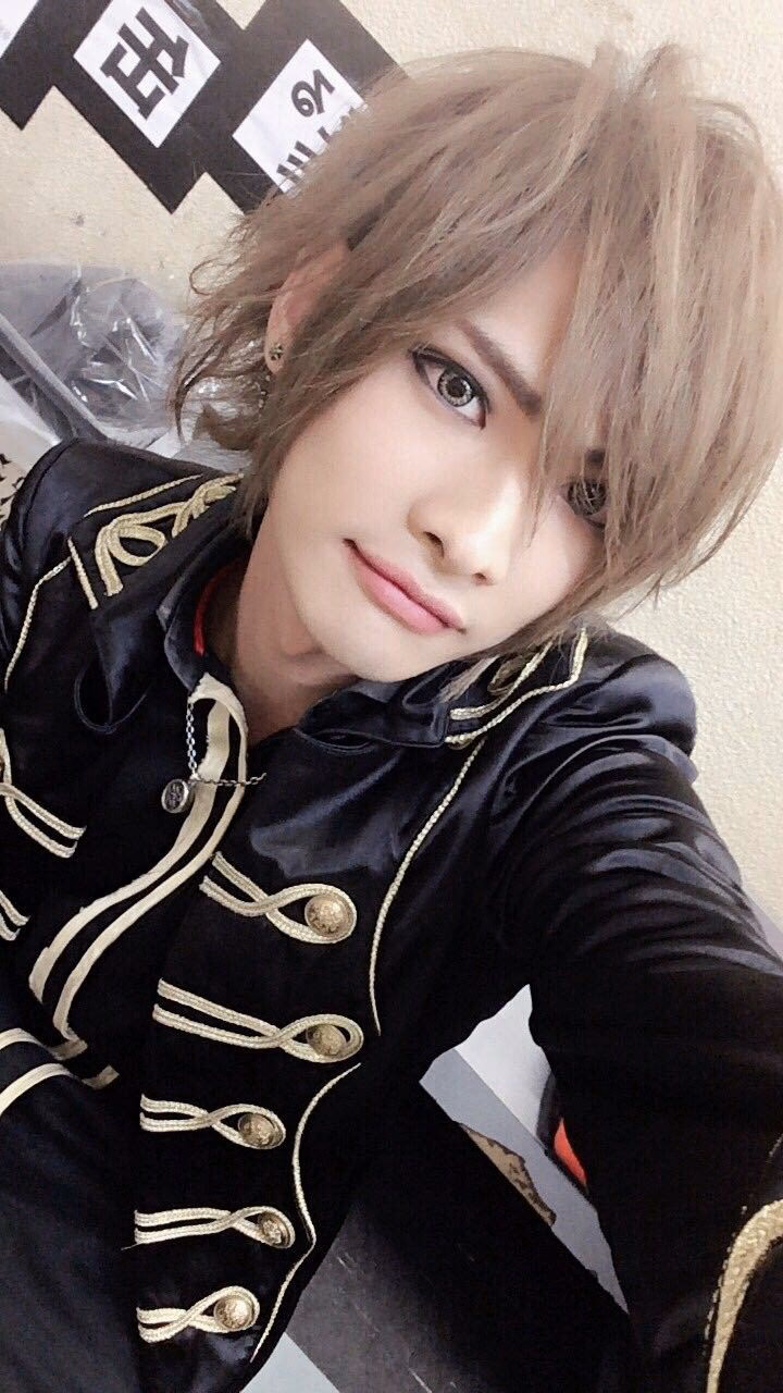 How tall is Cloud Strife?