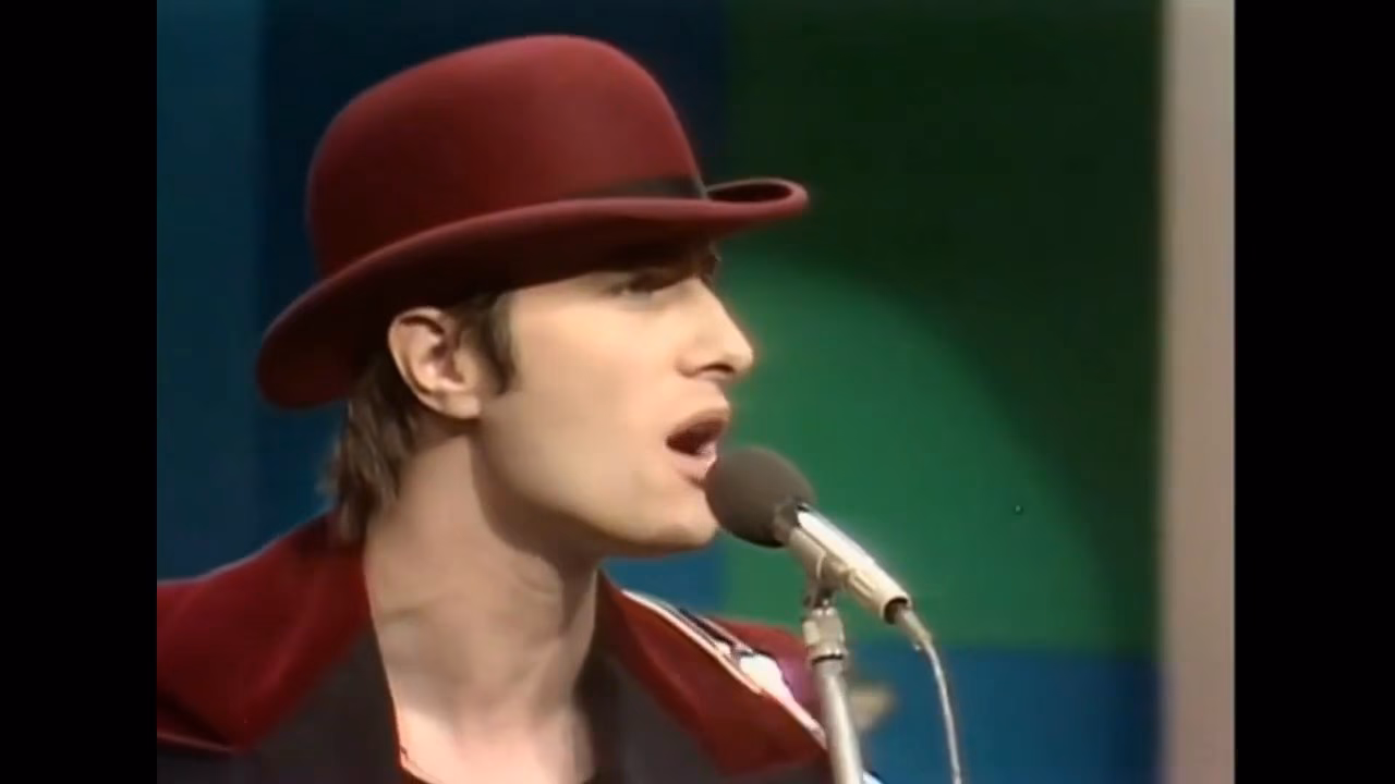 Who sings come up and make me smile?