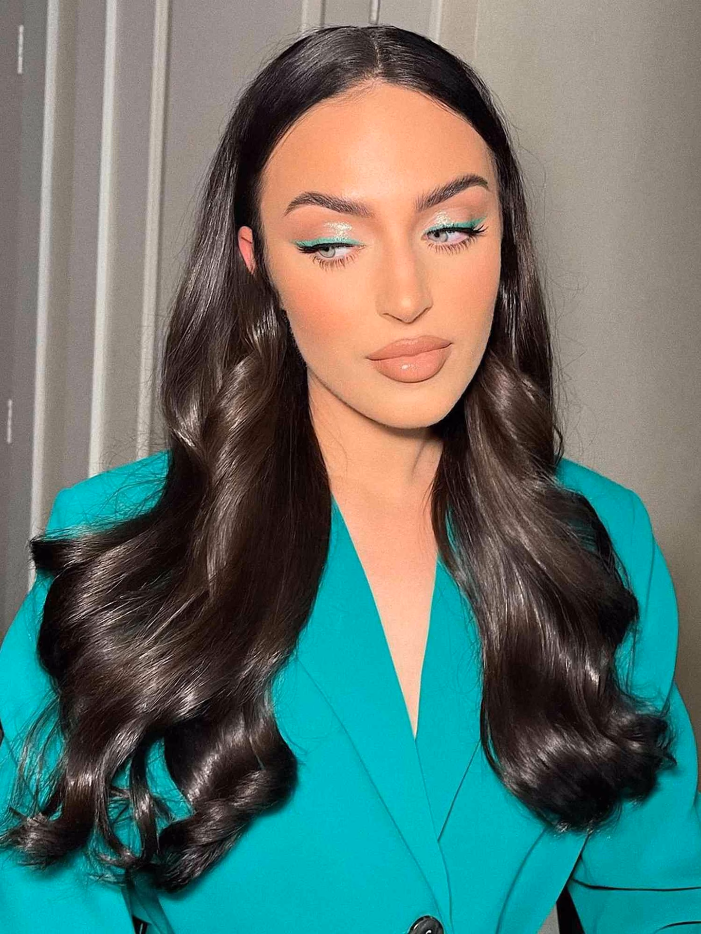 How to not look washed out on stage?