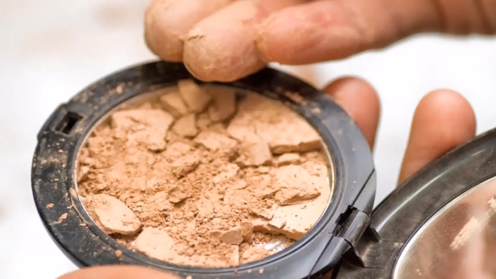 ¿Qué hacer si tu maquillaje se rompe?