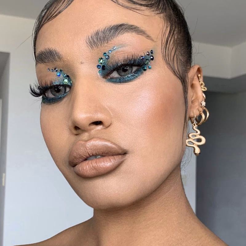 What is contemporary makeup about?