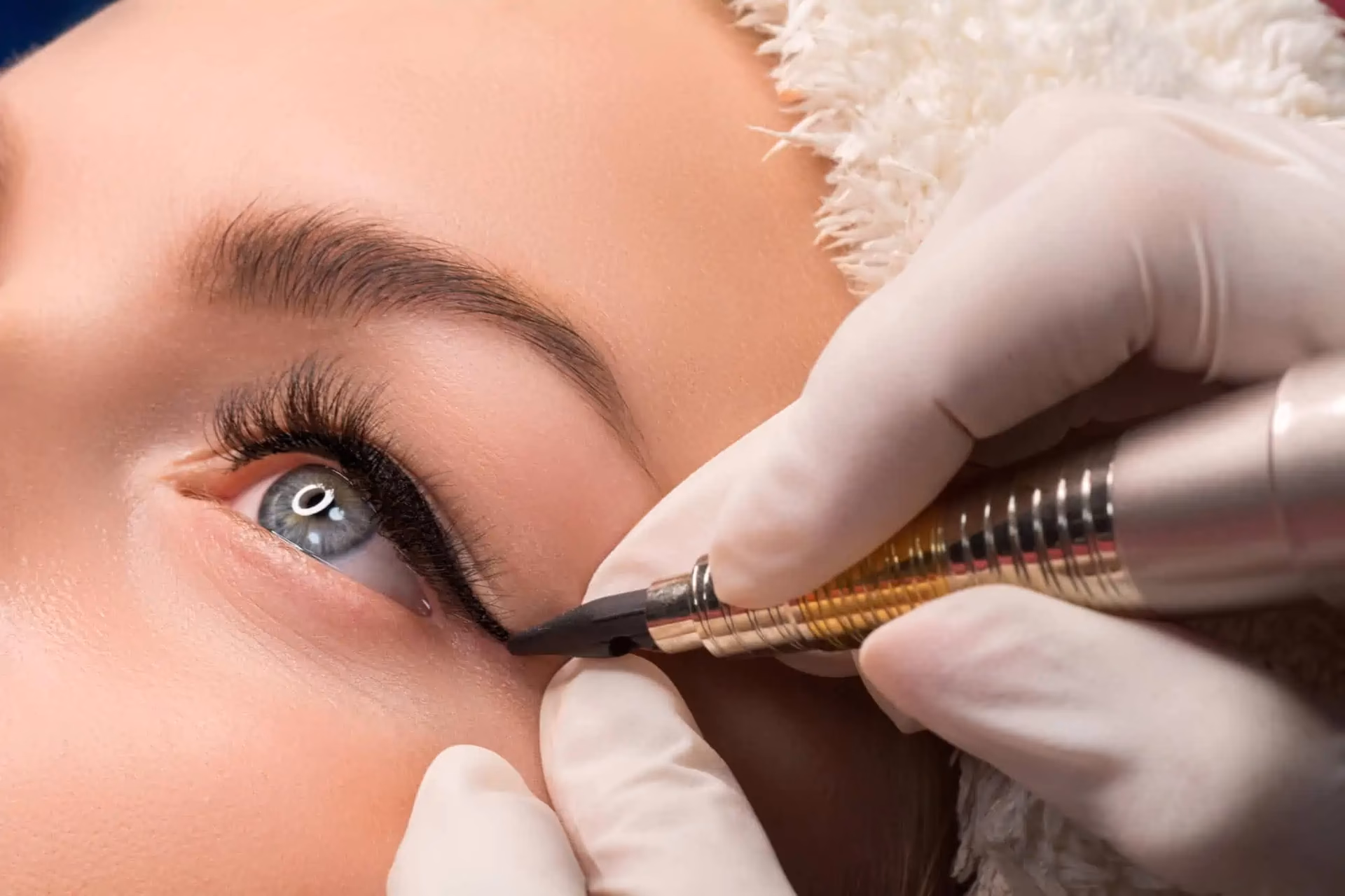 What is the difference between microblading and cosmetic tattooing?