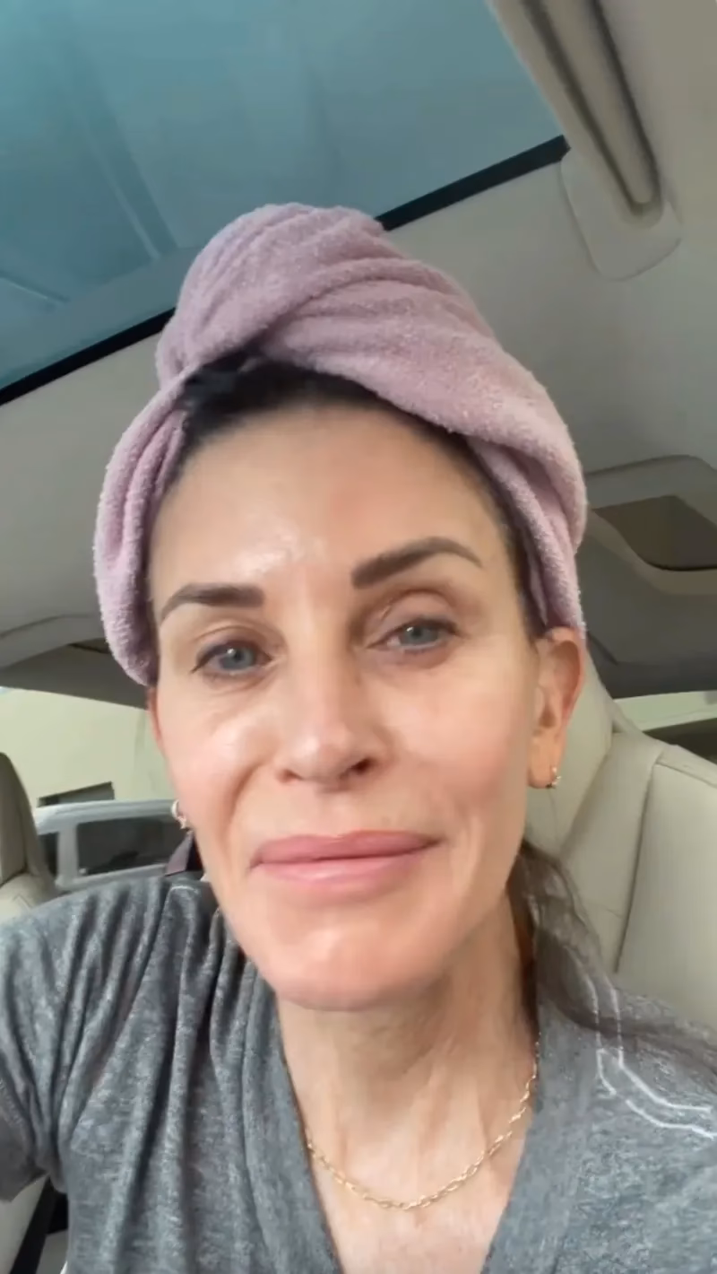 What happened to Courtney Cox's wrist?