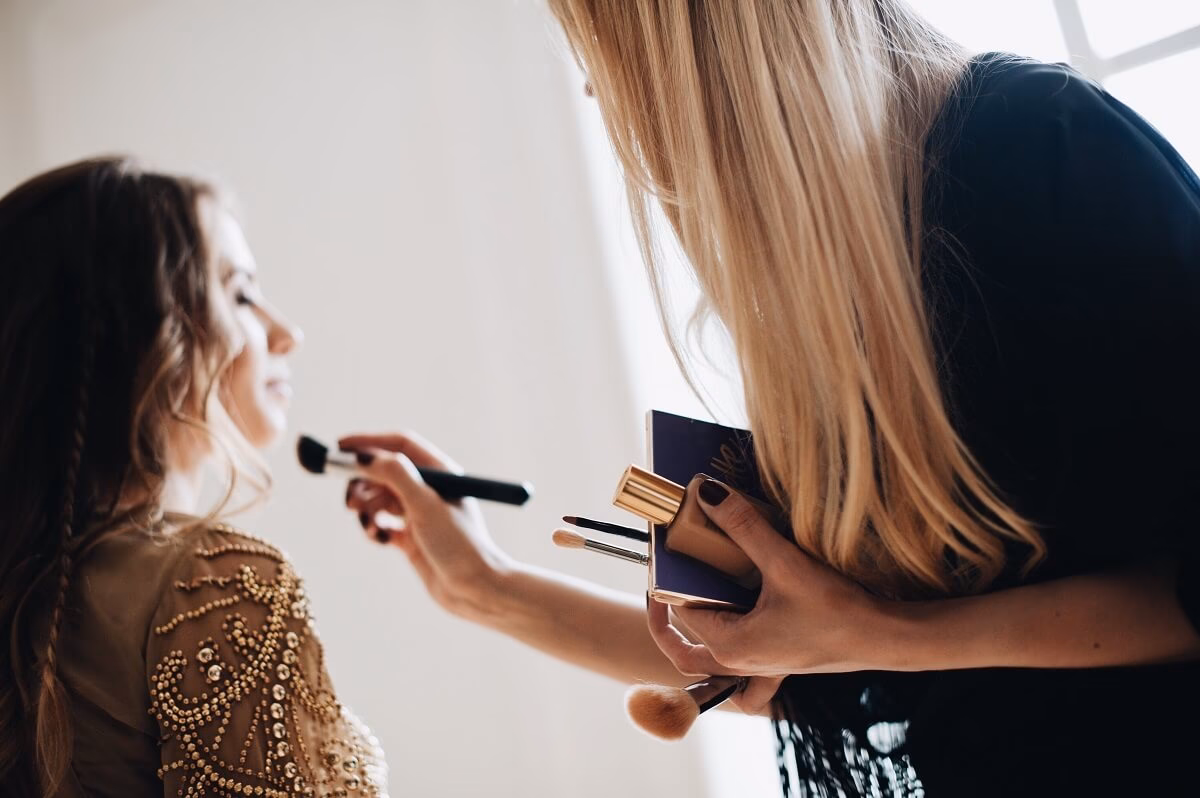 ¿Cuánto gana un maquillador en la ciudad de Nueva York?