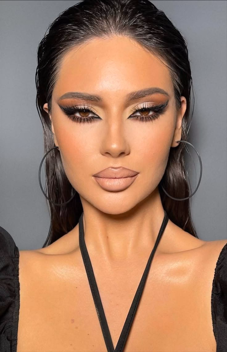 What does dark makeup represent?