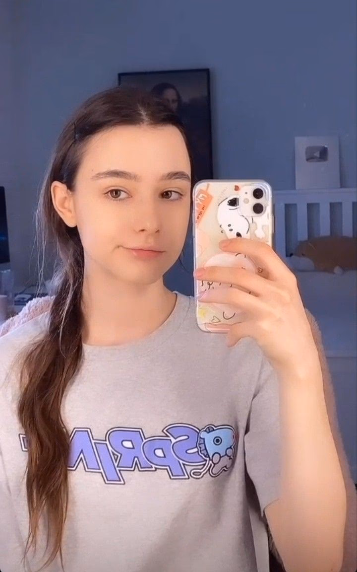 How do you take a good selfie without makeup?