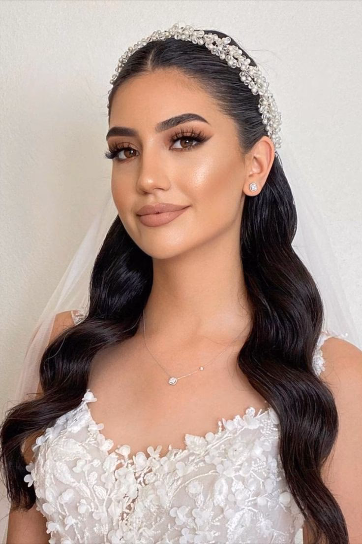 ¿Qué llevar de peinado y maquillaje para una boda?