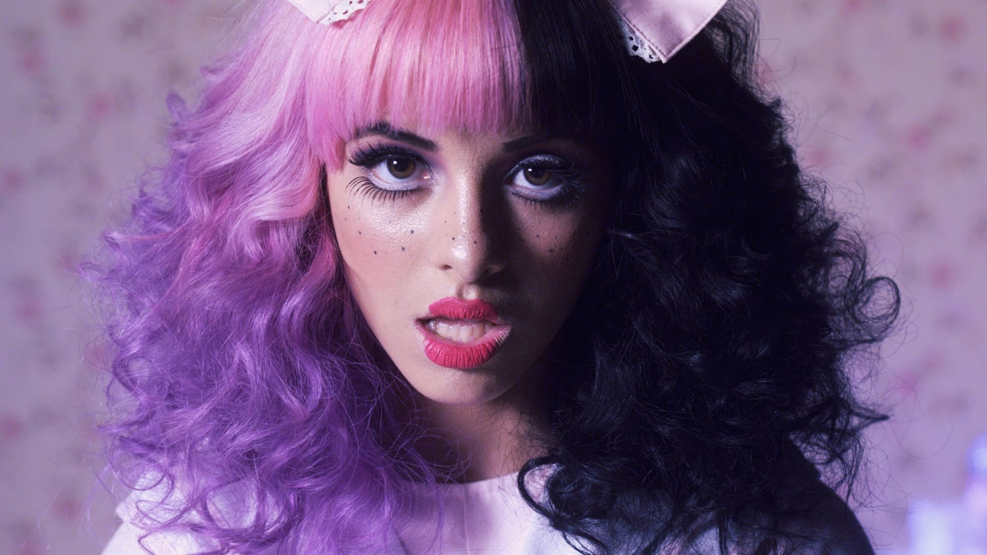 How old was Melanie Martinez when she sang Dollhouse?