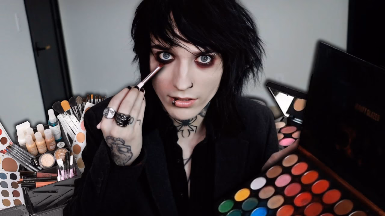 What is goth vs emo makeup?