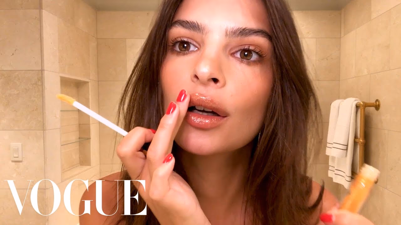 What foundation does Emily Ratajkowski wear?