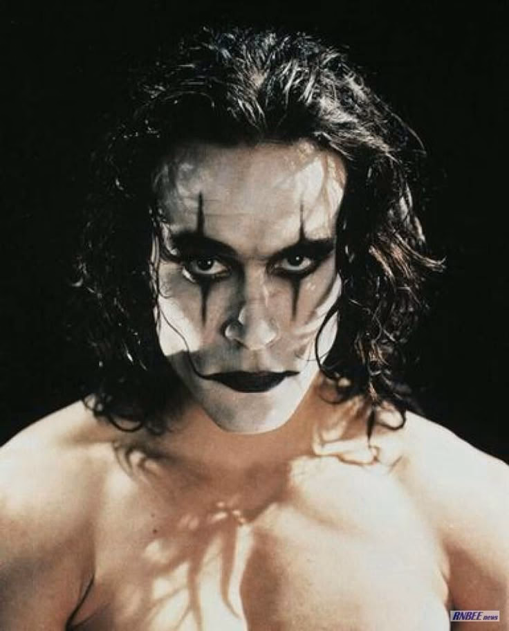 Does the crow wear makeup?
