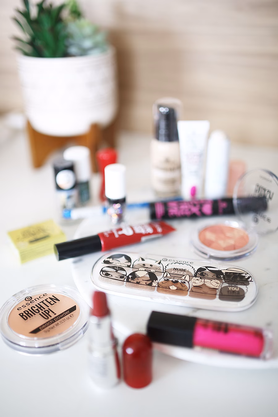 Quem fabrica a marca Essence?