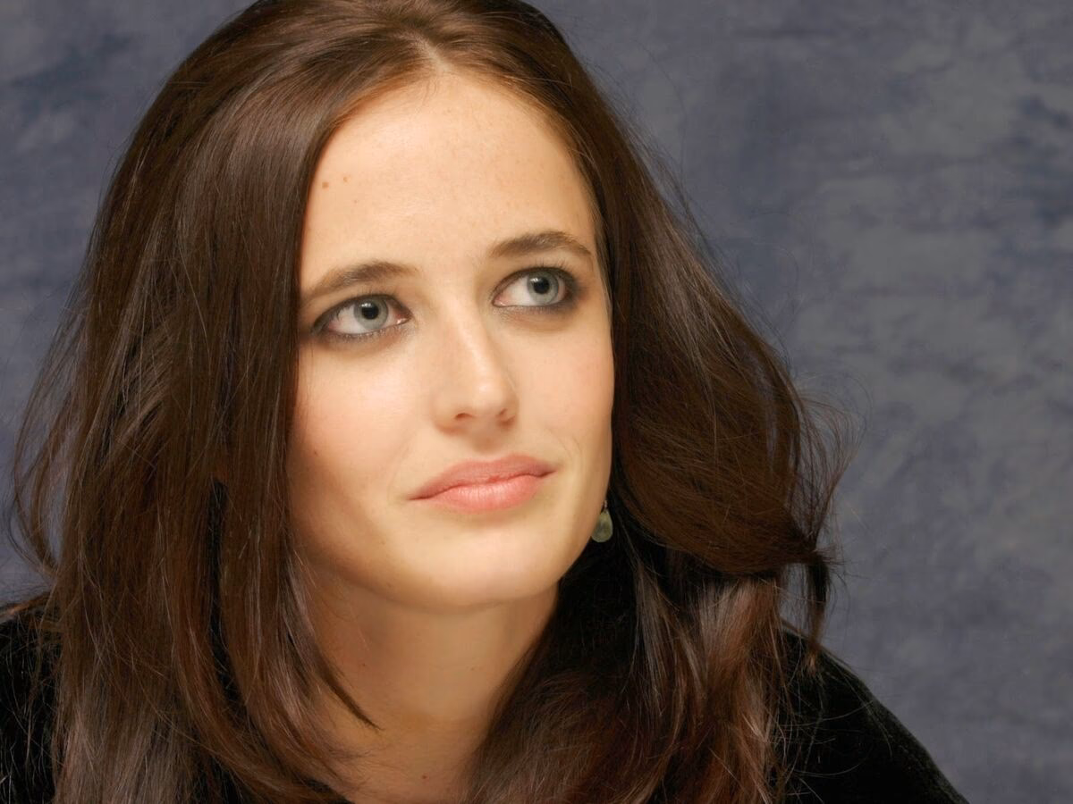 Is Eva Green a smoker?