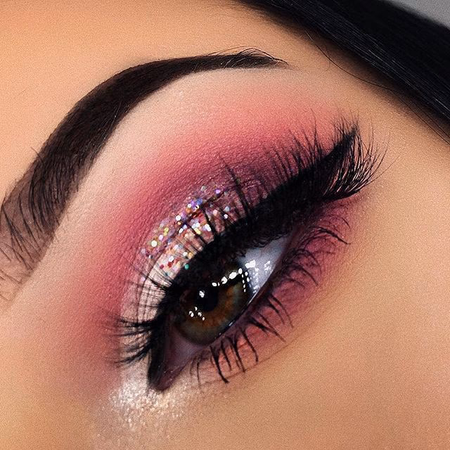 Can you wear eye makeup with pinkeye?