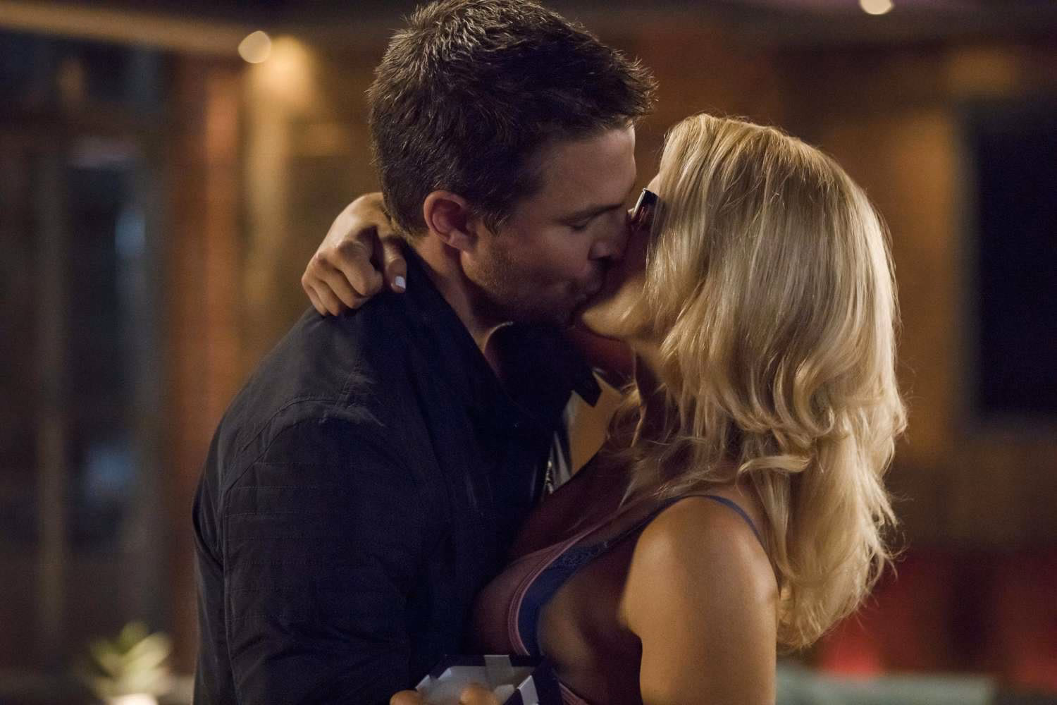 What is the age difference between Oliver and Felicity?