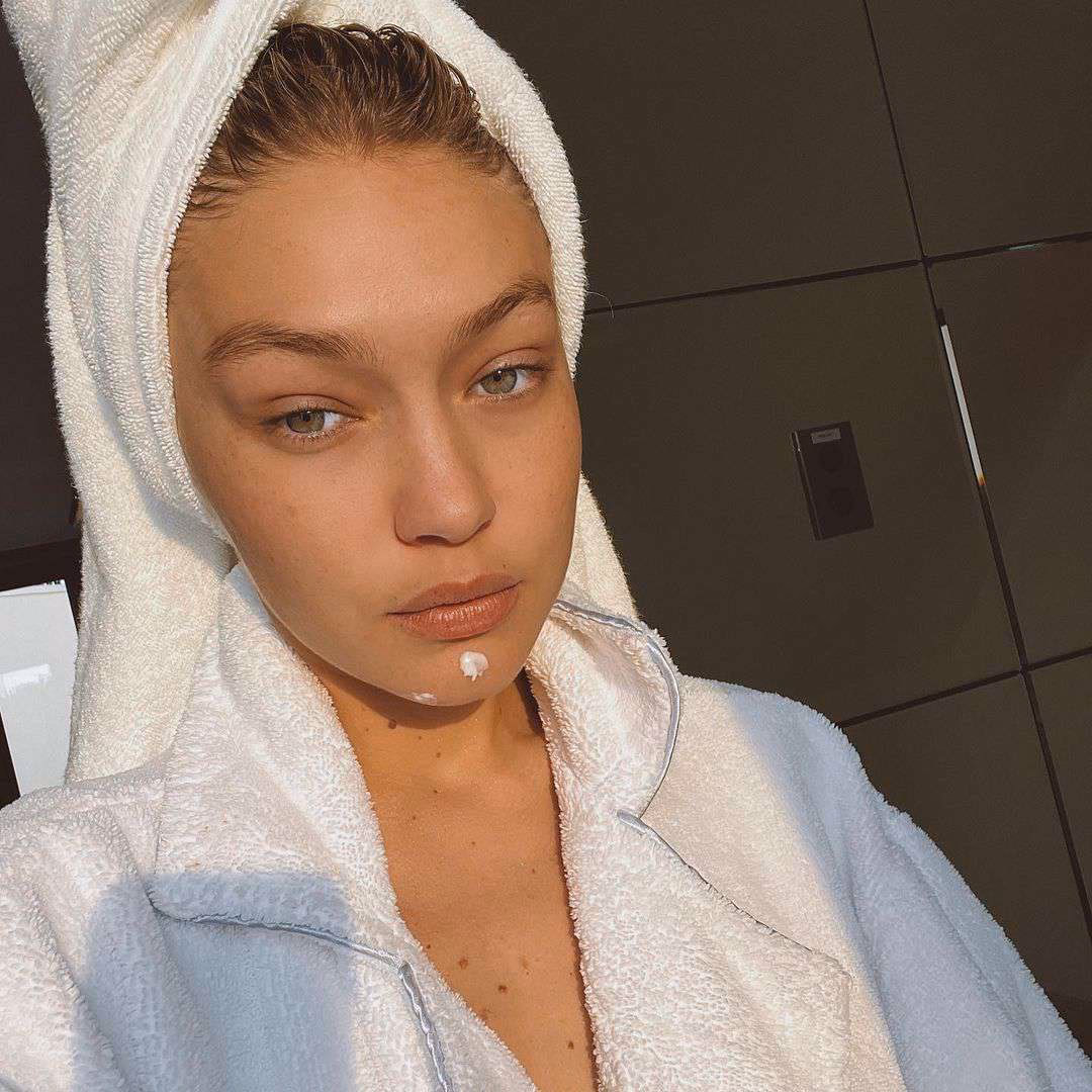 Which actress is beautiful without makeup?
