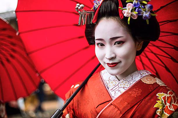 What kind of makeup do geishas wear?